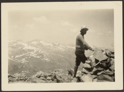[Mann in bergiger Landschaft] von Louis Fleckenstein