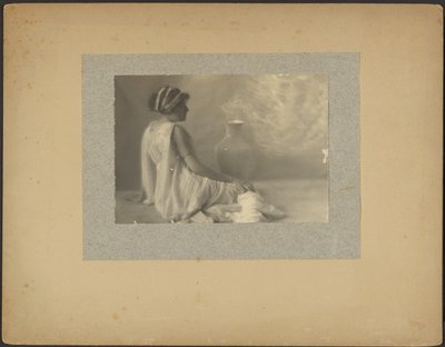 [Modell im klassischen Kostüm] von Louis Fleckenstein