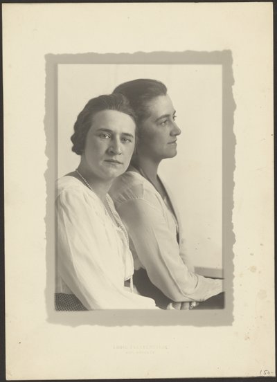 Porträt von zwei Frauen vor weißem Hintergrund von Louis Fleckenstein