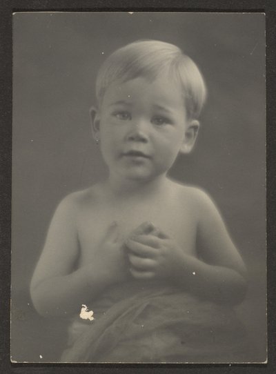 [Porträt eines kleinen Jungen in drapiertem Stoff] von Louis Fleckenstein