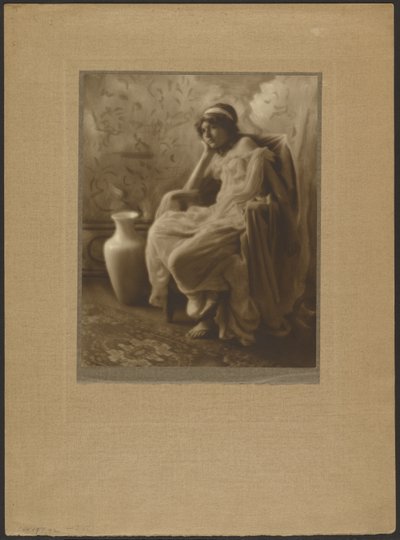 Porträt einer sitzenden Frau in klassischem Kostüm von Louis Fleckenstein