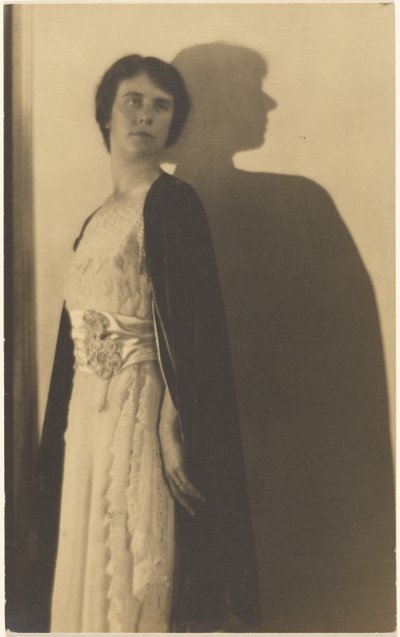 Porträt einer Frau im Mantel mit Schatten von Louis Fleckenstein