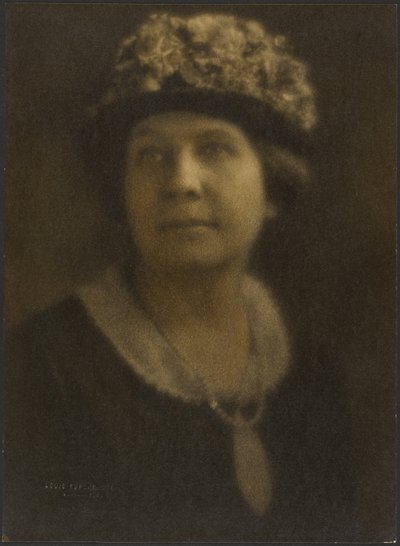 Porträt einer Frau mit Blumenhut von Louis Fleckenstein