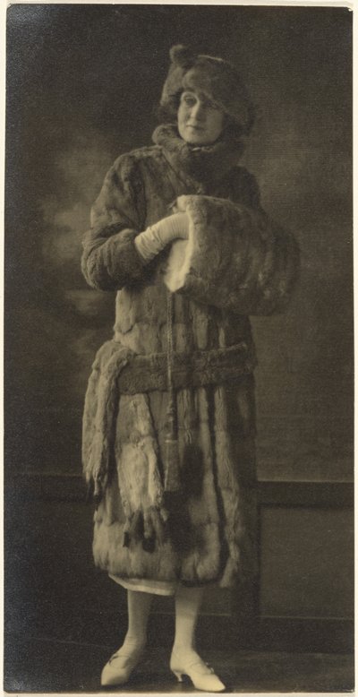 Porträt einer Frau in Pelzen von Louis Fleckenstein