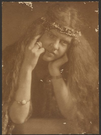 Porträt einer Frau mit Diadem von Louis Fleckenstein