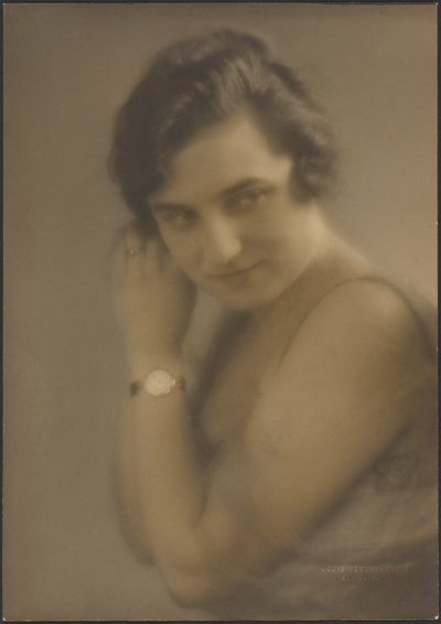 Porträt einer Frau mit Uhr von Louis Fleckenstein