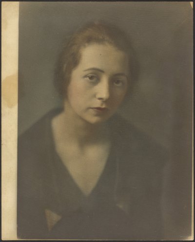 (Porträt einer jungen Frau mit verschränkten Armen) von Louis Fleckenstein