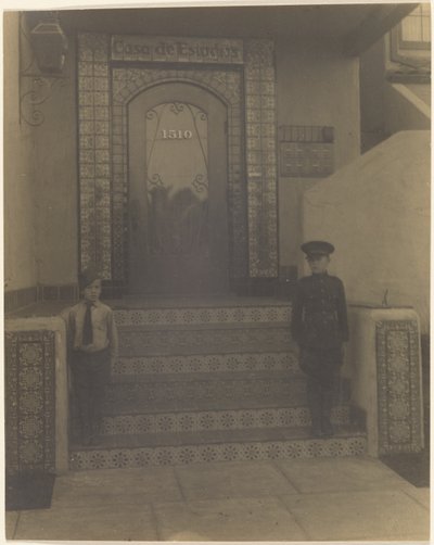 Zwei Jungen vor Fleckensteins Studio in Long Beach, CA von Louis Fleckenstein