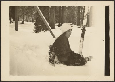 Frau, die im Schnee sitzt von Louis Fleckenstein