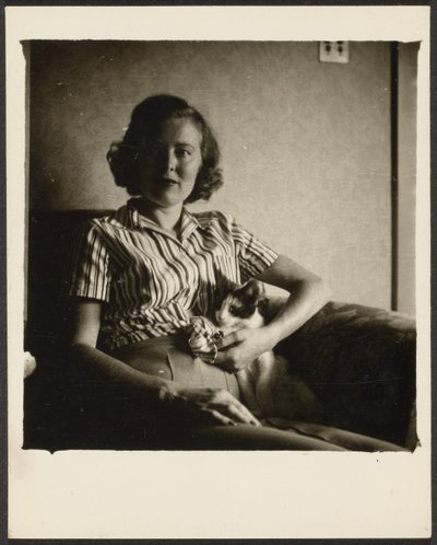 [Frau im Stuhl mit Katze] von Louis Fleckenstein