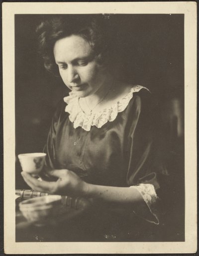 Frau mit Teetasse von Louis Fleckenstein