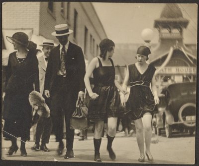Frauen in Kostümen auf der Straße von Louis Fleckenstein