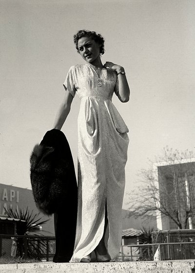 Modell in einem Abendkleid, kreiert vom Modehaus "Graldi". von Luis Bogino