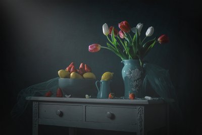 Stimmungsvolle Tulpen und Zitronen von Lydia Jacobs
