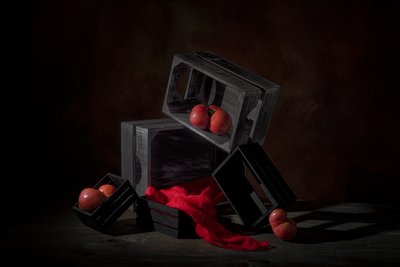 Rote Früchte in Kisten von Lydia Jacobs
