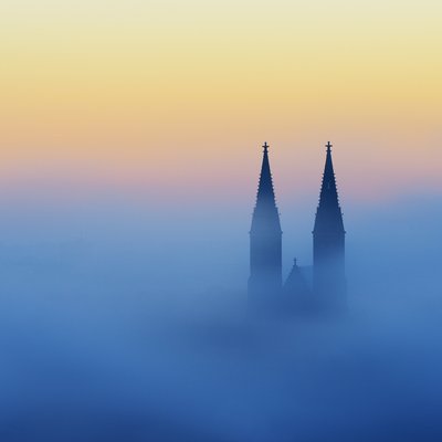 Neblige Kirchturmspitzen von Marek Kijevský
