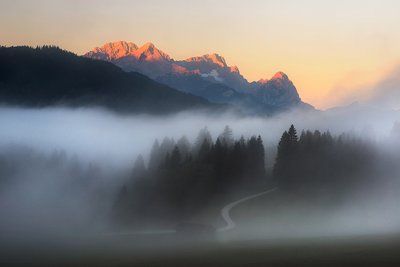 Goldene Gipfel Morgennebel von Marek Kijevský