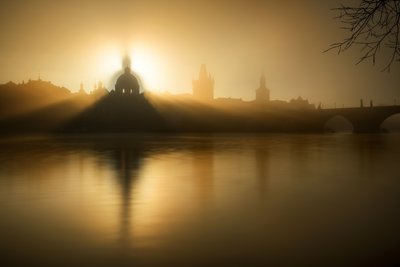 Goldener Prager Morgennebel von Marek Kijevský