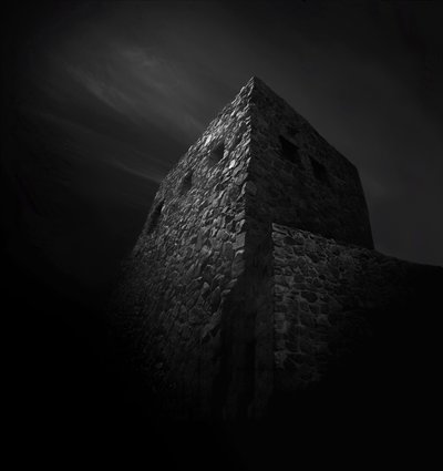 Dunkler Steinturm von Margaret Halaby
