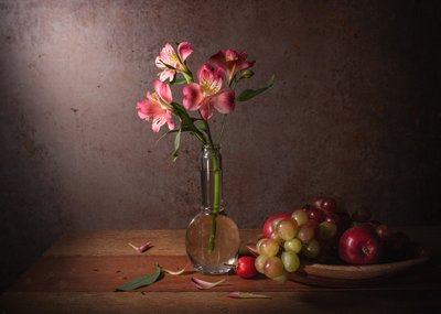 Dramatisches Blumen-Frucht-Stillleben von Margareth Perfoncio