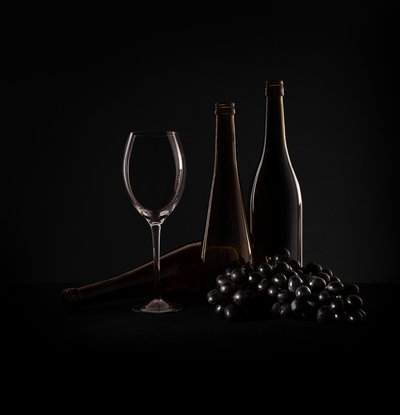 Elegantes Wein-Stillleben von Margareth Perfoncio