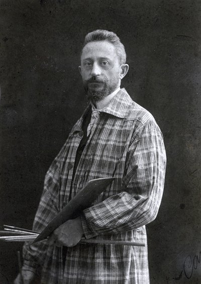 Dreiviertelporträt des Malers Guido Spadolini. Er trägt einen langen Kittel und hält Pinsel und Palette in der linken Hand, 26.11.1901 von Mario Nunes Vais