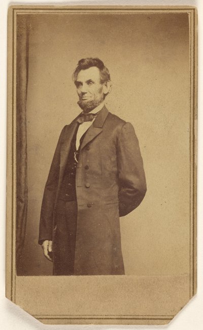[Abraham Lincoln steht mit einem Arm hinter dem Rücken] von Mathew B. Brady