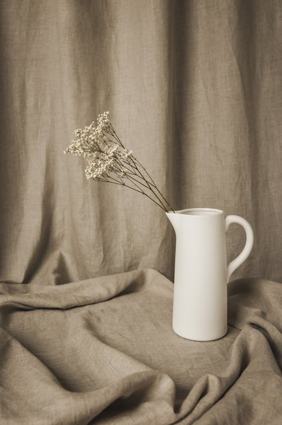 Minimalistisches Blumenstillleben von Mayra Pama