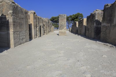 Minoische archäologische Stätte von Phaistos. Die westlichen Magazine. Großer Komplex der Palastlager. Es besteht aus dem Vorraum, dem Korridor der Lager und den Lagerräumen selbst. von Minoan
