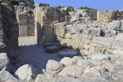 Minoische archäologische Stätte von Phaistos. Die westlichen Magazine. Großer Komplex der Palastlager. Blick auf einige der 11 Magazine, in denen die Güter des Palastes gelagert wurden (1900-1700 v. Chr.) Phaistos, Kreta. von Minoan