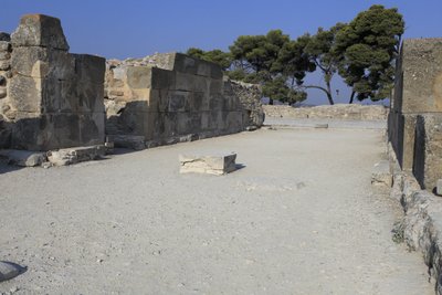Minoische archäologische Stätte von Phaistos. Die westlichen Magazine. Großer Komplex der Palastlager. Es besteht aus dem Vorraum, dem Korridor der Lager und den Lagerräumen selbst. von Minoan