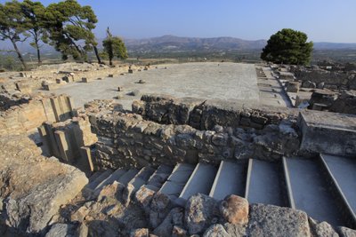 Minoische archäologische Stätte von Phaistos. Blick über den zentralen Hof vom Nordflügel aus. Der zentrale Hof war ein grundlegendes architektonisches Element des minoischen Palastes. Es ist ein Kern, um den die verschiedenen Flügel angeordnet sind. Diese von Minoan
