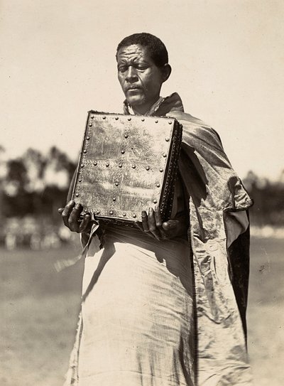 „Ein Imperium aufbauen“ im faschistischen Zeitalter: ein abessinischer Priester mit einem Evangelienbuch, 09/05/1936 von Modestino Baldinetti