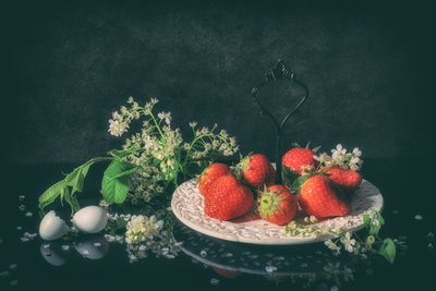 Frische Erdbeeren und Blüten von Monique van Velzen