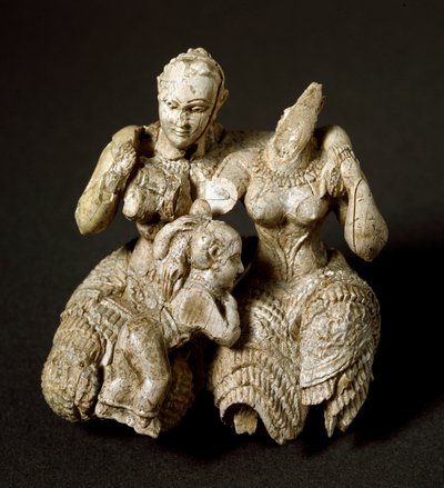 Mykenische Kunst: Elfenbeinidol bestehend aus zwei Gottheiten und einem Kind - 1500 v. Chr. von Mycenaean