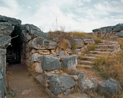 Mykenische Kunst: überdachter Durchgang der mykenischen Zitadelle, Stadt Tiryns, um 1200 v. Chr. Griechenland von Mycenaean