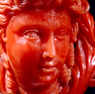 Anhänger eines klassischen Kopfes und Anaphora in mediterranem Korallen und Gold (Detail) von Neapolitan School