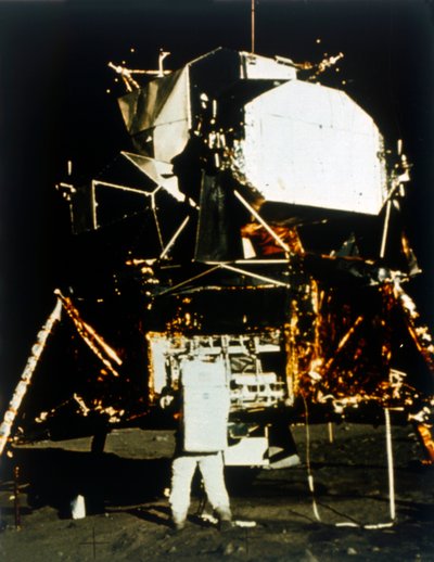 Buzz Aldrin neben dem Mondmodul auf der Mondoberfläche, Apollo II Mission von Neil Armstrong