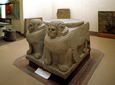 Neo-Hethitische Kunst: Basaltsäulenbasis mit Sphinx von Neo Hittite