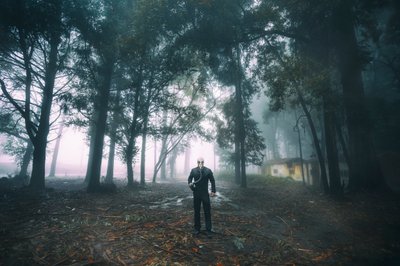 Einsamer Mann im Nebeligen Wald von Nuno Araujo