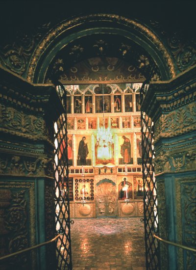 Innenraum mit der Ikonostase in der Verkündigungskathedrale im Moskauer Kreml, 14.-15. Jahrhundert von Old Russian Architecture