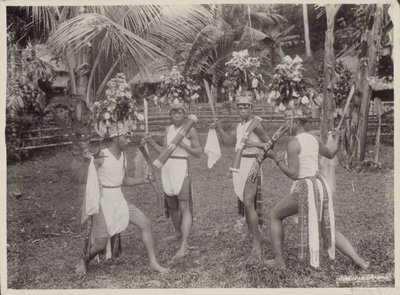 Indische Jungen in Kostümen tanzen mit Krissen in der Hand von Onnes Kurkdjian