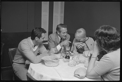 Paul Newman, Mort Sahl und Joanne Woodward scherzen beim Abendessen von Orlando Suero