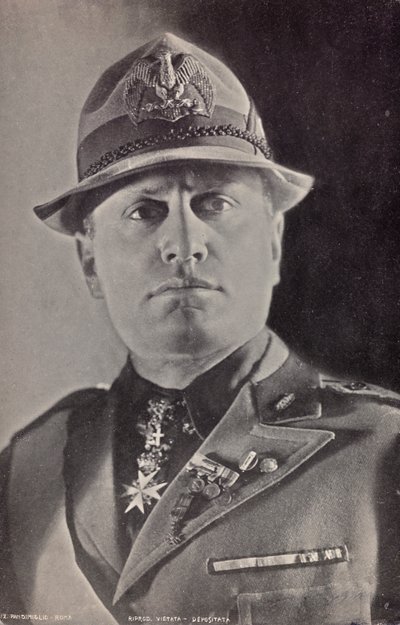 Album "Duce": Benito Mussolini in Uniform der Miliz (s/w Foto) von Pandimiglio Pandimiglio