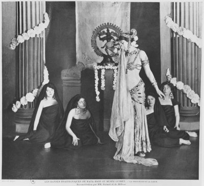Mata Hari tritt im Musée Guimet, Paris, am 13. März 1905 auf von Paul Boyer