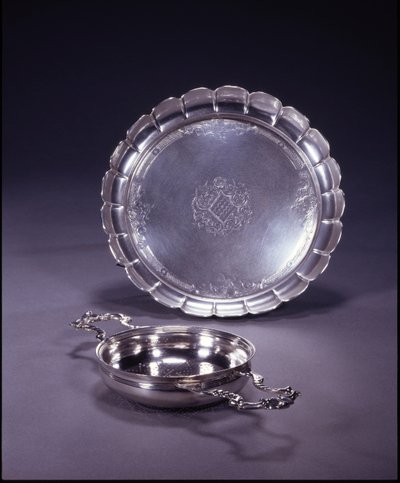 George II Orangenfilter, runde Schale mit zwei durchbrochenen Muschel- und Rollengriffen von Paul de Lamerie