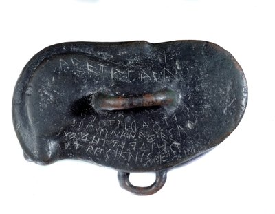 Votivgewicht aus Bronze in Form eines Osselets mit einer griechischen Widmung an Apollo von Didymus, Votivgabe an den Tempel des Gottes in Milet. Routenide-Periode. Als Beute von Darius I. gefunden in Susa. Paris, Louvre Museum von Persian School
