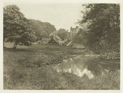 Haddon Hall und Gehöft, vom Fluss von Peter Henry Emerson