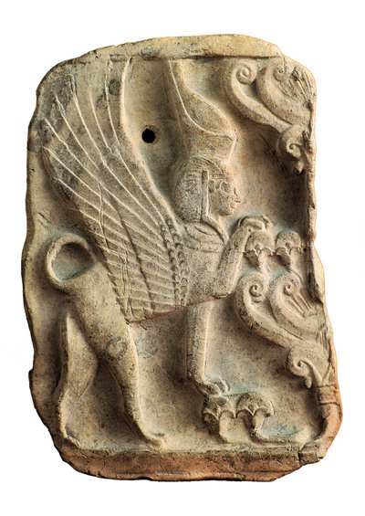 Pinax verziert mit Sphinx mit doppelter ägyptischer Krone, die den Baum des Lebens schützt, Nekropole von Puig des Molins, Ibiza (Spanien) von Phoenician
