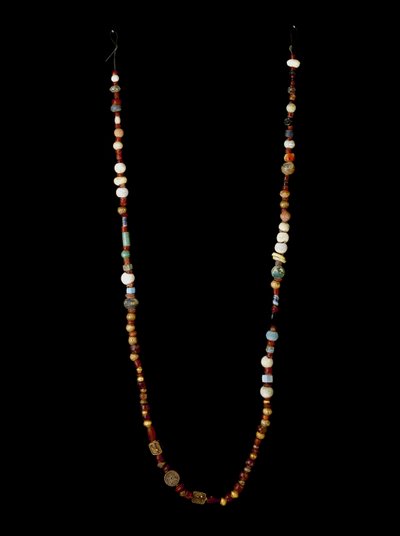 Phönizische Zivilisation: Halskette aus Gold, Silber, Karneol und Glas. Dim. 97 cm. 6. Jahrhundert v. Chr. Museum von Cartagena, Spanien von Phoenician School
